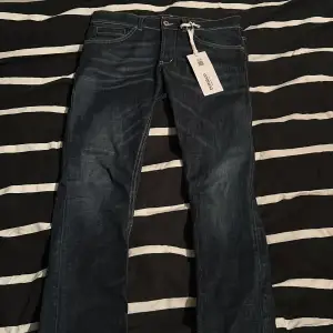 Säljer ett par helt nya Dondup jeans i modellen george. Marinblåa skinny fit jeans i storlek 33 köpta på farfetch (Nypris 3500) jeansen är aldrig använda skick 10/10 Skriv privat för fler frågor eller funderingar.