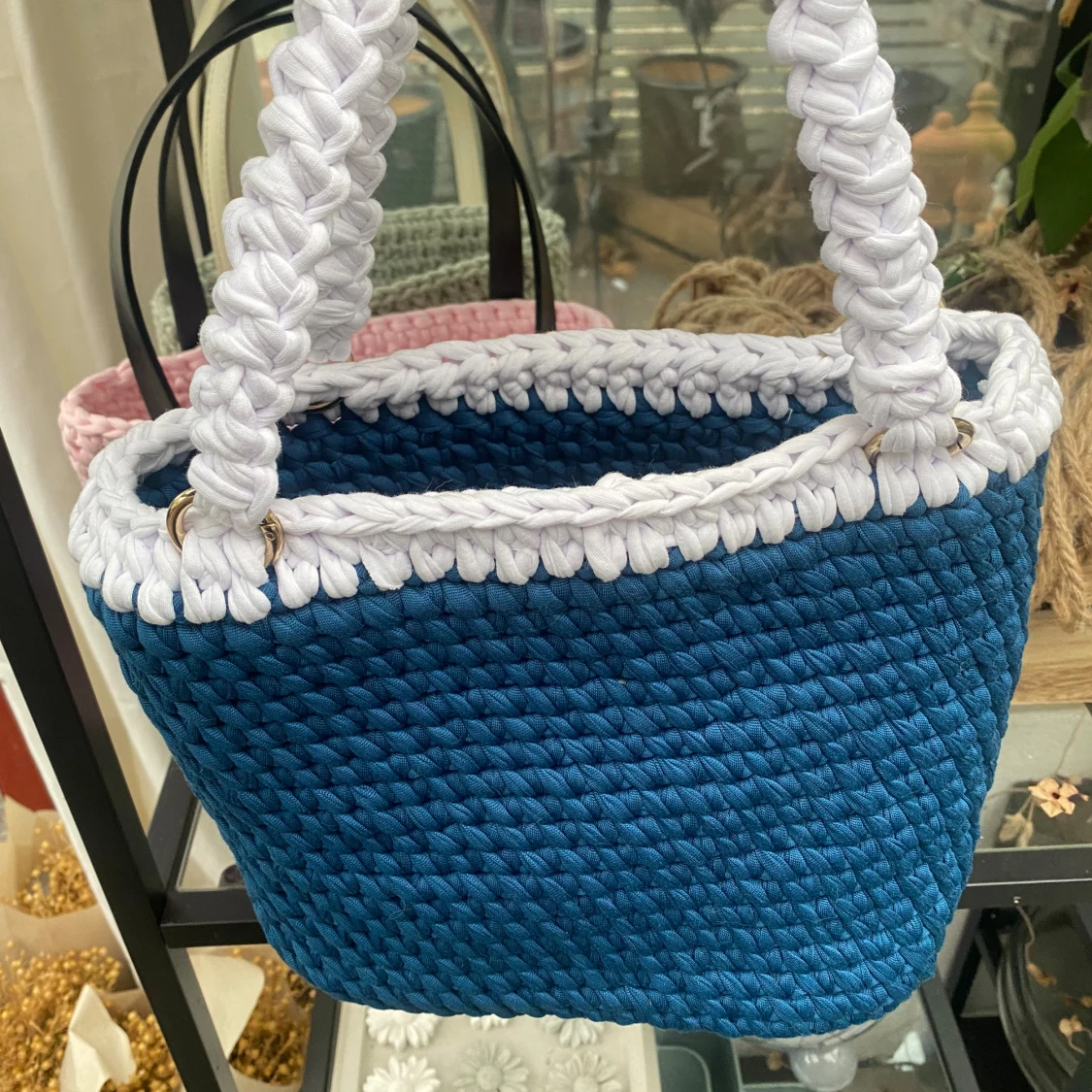 Blå och vit stickad väska