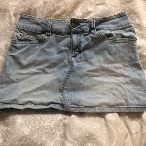 Blå jeanskjol - Väldigt bra skick 