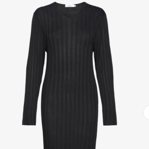 Klänning Stylein - Helt ny klänning från Stylein. Modell Pandora Dress. Strl. S Ribbstickad.  95% Polyester 5 % elestan.  Nypris: 2900kr