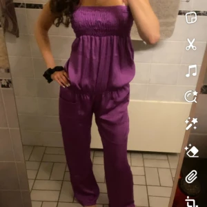 Lila bodysuit - Jag säljer denna fina och sköna jumpsuit eftersom den inte kommer till användning. Mycket bra skick!  Passar alla mellan xs-m