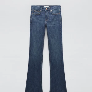 Zara bootcut jeans  - Zara midrise-lowrise jeans i bootcut modell! Jätte fint skick. Bra längd på mig som är 170-175