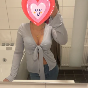 tie front long sleeve top - En fin och populär top från gina. Kommer inte till användning. Använd ett få tal gånger. Tröjan är som ny. Passar både xs och s. 