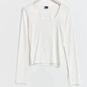 topp  - en jätte fin topp med slits från gina tricot 