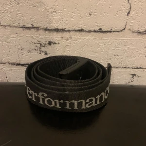 Peak performance bälte  - Tja säljer det här feta Peak bältet, inga skador precis som ny🙌🏼 Den är 100 cm och passar alla storlekar✅skriv för fler frågor (pris kan diskuteras vid snabb affär)🫡