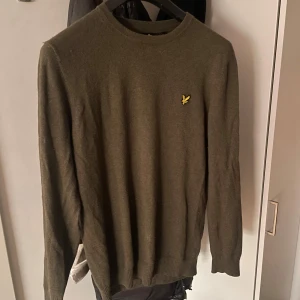 Lyle&scott merino  - Tja, säljer nu denna grymt snygga Lyle&scott merino tröja i ett perfekt skick 9/10. Inga defekter. Tröjan är i storlek L men skulle säga att den passar någon som bär S. Vid funderingar/ mer bilder hör gärna av dig