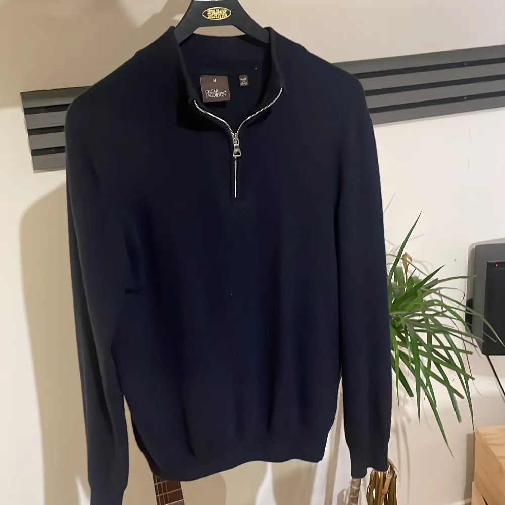 Sjukt feeet oscar jacobson kashmir half zip Hyfsat ny inga defekter   Inte 100% kashmir utan blandning med ull  Otroligt bra kvalitet . Hoodies.