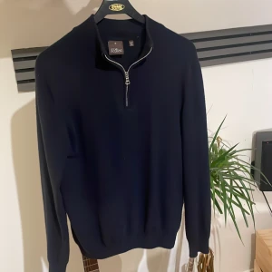 Oskar jacobson kashmir - Sjukt feeet oscar jacobson kashmir half zip Hyfsat ny inga defekter   Inte 100% kashmir utan blandning med ull  Otroligt bra kvalitet 