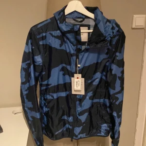 Woolrich windbreaker  - Säljer nu min väldigt eftertraktade windbreaker ifrån Woolrich. Används fåtal gånger och är som nyskick. Tagsen är avklippta men följer med vid efterfrågan. Fraktar samma dag som köp🙌 🚚 📦. 