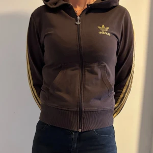 Adidas Kofta  - Bra skick. Säljer då jag inte använder. Den är liten i storleken, personen på bilden brukar ha S på sina tröjor