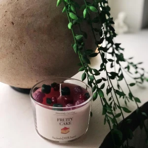 Fruity Cake 🍰 - Fruity Cake 🍰 inspirerad av Jelly med frukter på, den är handgjord Det går att välja vilka färger, dofter ni vill ha i ert ljus, men den ska innehålla ljus frukter. Frukter att välja mellan: ananas, vindruvor, körsbär & banan.   Pris med doft: 136kr 