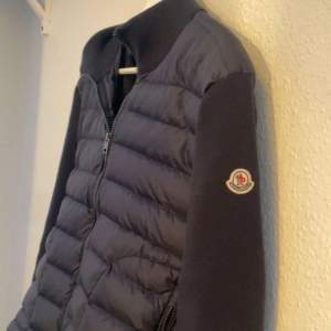 Moncler cardigan, det hetaste plagget i branschen nu under hösten. Knappast använd då den är lite för stor. Var inte rädd att ställa frågor😀