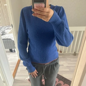 Stickad tröja  - Jättemjuk blå stickad tröja frpn Cubus