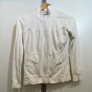 Vit kofta  - Välpassande vit kofta. Färgen på dragkedjan är lite sliten, men inga problem annars.  Den är i barn storlek men passar S oxå. 