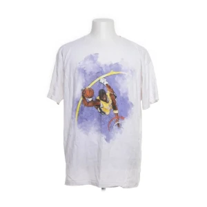 Mister Tee T-Shirt - Otroligt schysst vintage tröja med unikt tryck i väldigt bra skick förutom textilfibrer i princip över hela varan vilket i princip inte märks. Skriv om ni har några funderingar. Tack