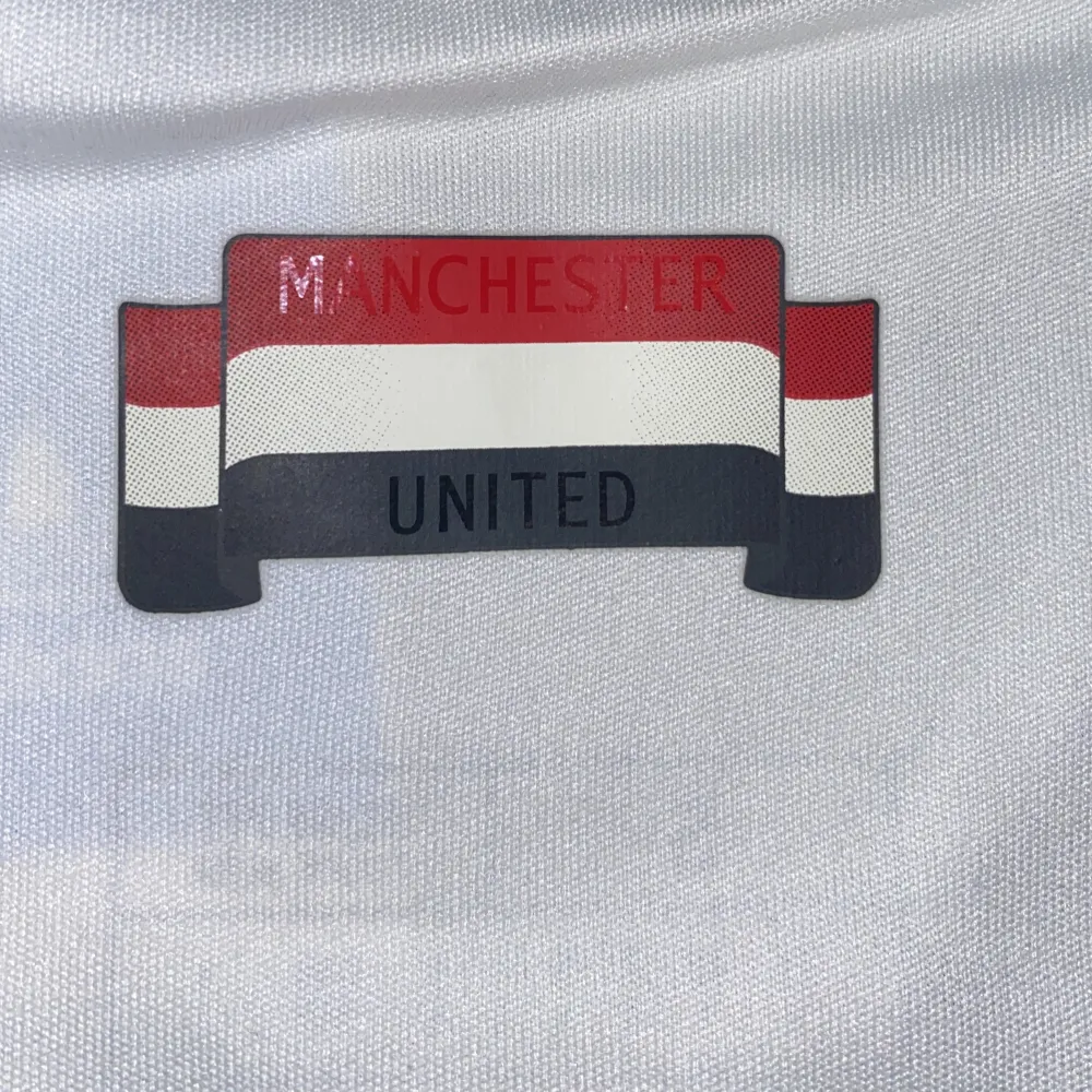 Manchester uniteds tredjetröja denna säsongen. Retro inspirerad och riktigt snygg. Inget namn på ryggen. Bara clean.. T-shirts.