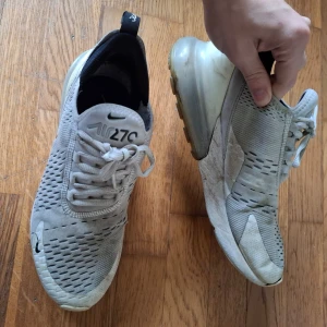 Nike air 270 max skor - Säljer nu dessa nike air skor för de inte används, skick 6/10 därav priset nypris ca 1700 mott pris 400 kan sänkas vid snabb affär storlek 41, tvättas innan de skickas. Hör av er vid funderingar🤗
