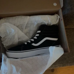 Höga vans 🤍 - Säljer mina höga vans i storlek 39. Säljer då det inte kommer till ngn användning. Alla bilder är mina. ❤️köpta för 700 kr. Köpta förra hösten Mitt pris är 350. Kan mötas i Stockholm. Frakten ingår ej. Använd gärna köp nu! Kram