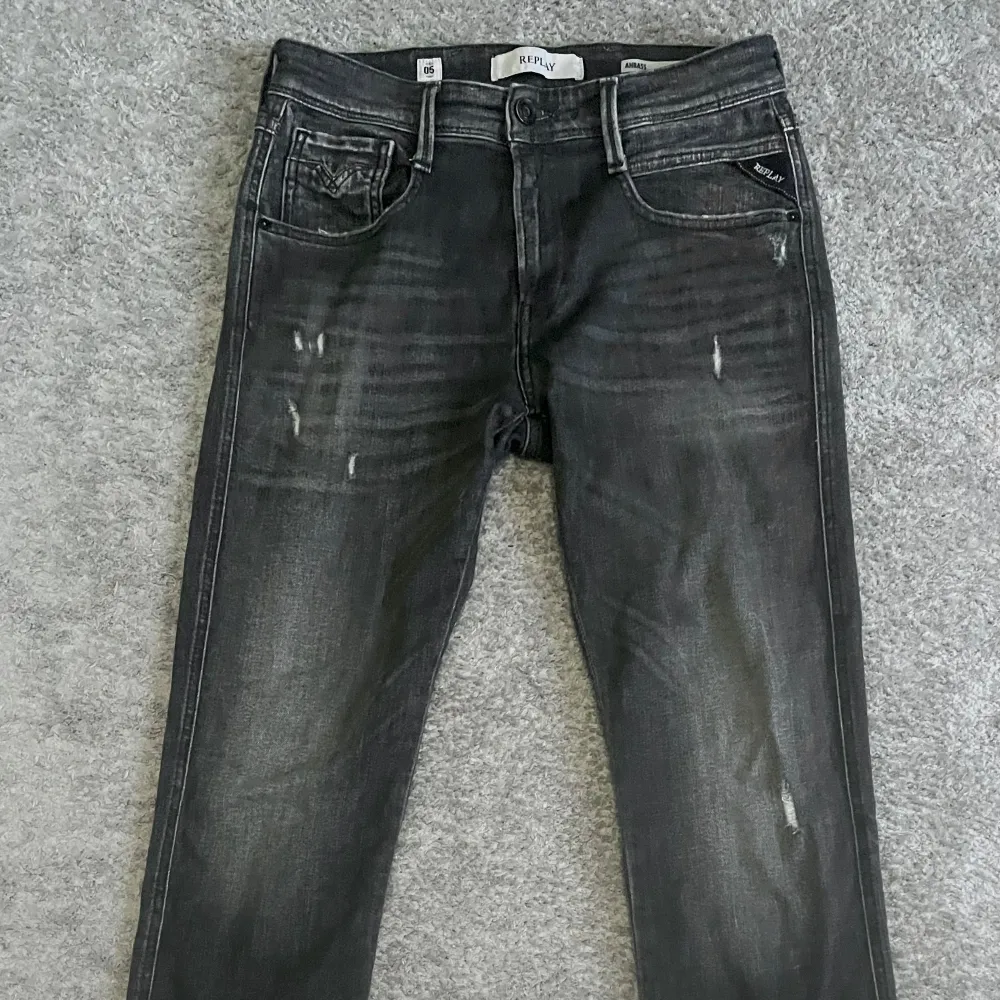 Ett par sällsynta ripped replay jeans i modellen anbass😍dessa är knappt använda då jag endast haft dem fåtal gånger🙏 köpte dessa på NK för 1900 men säljer de endast för 950 men priset kan diskuteras vid en snabb affär💯💯. Jeans & Byxor.