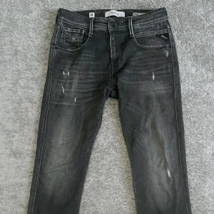 Replay jeans - Ett par sällsynta ripped replay jeans i modellen anbass😍dessa är knappt använda då jag endast haft dem fåtal gånger🙏 köpte dessa på NK för 1900 men säljer de endast för 950 men priset kan diskuteras vid en snabb affär💯💯