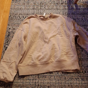 Crew neck - Jätte fin crew neck från hm skriv till mig om ni har fler frågor 🤗