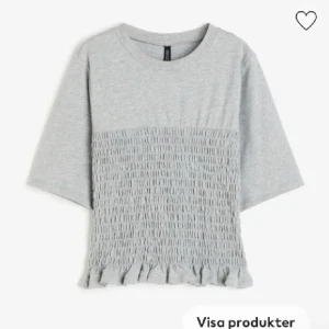 Grå smockad tröja  - Bra skick, väldigt eftertraktad och slutsåld på HMs hemsida.Skriv vid frågor 💕 