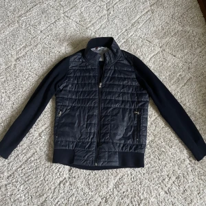 Cardigan jacka  - Säljer en snygg marinblå cardigan från Iceland i storlek M. Jackan har långa ärmar och en dragkedja framtill. Perfekt för höst och vår med sin stilrena design och bekväma passform. Hör av dig vid frågor!