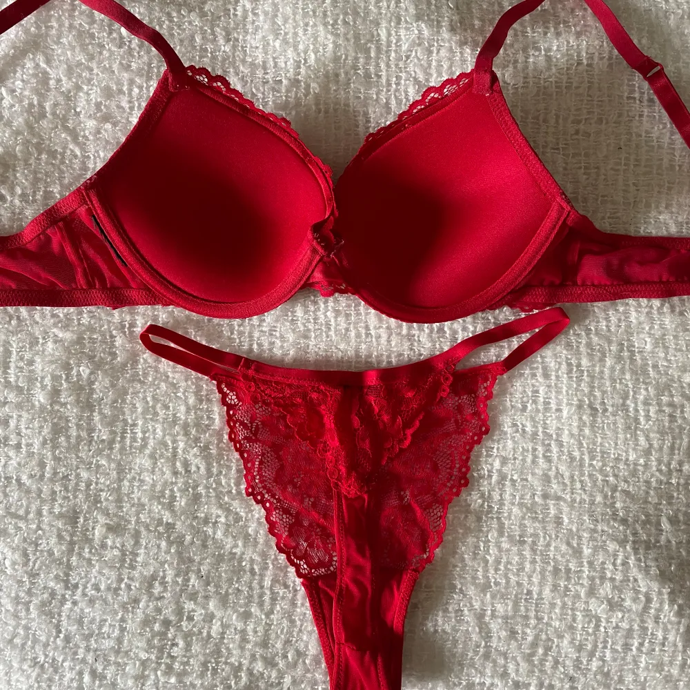 Rött underklädes-set med spetsdetaljer. Bh-n är i storlek 75B och har även push up. Trosorna är i storlek S. Det är helt oanvänt. Nypris 399kr. Kontakta mig om du har fler frågor 😊. Muu.