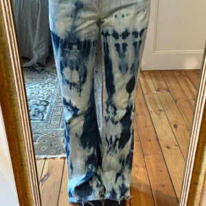 Levis bootcut jeans  - Coola bootcutjeans med batik, midwaist   Har klippt byxorna lite - jag är 160cm  Midjemått: 36cm Innerben: 75cm Ytterben: 100cm