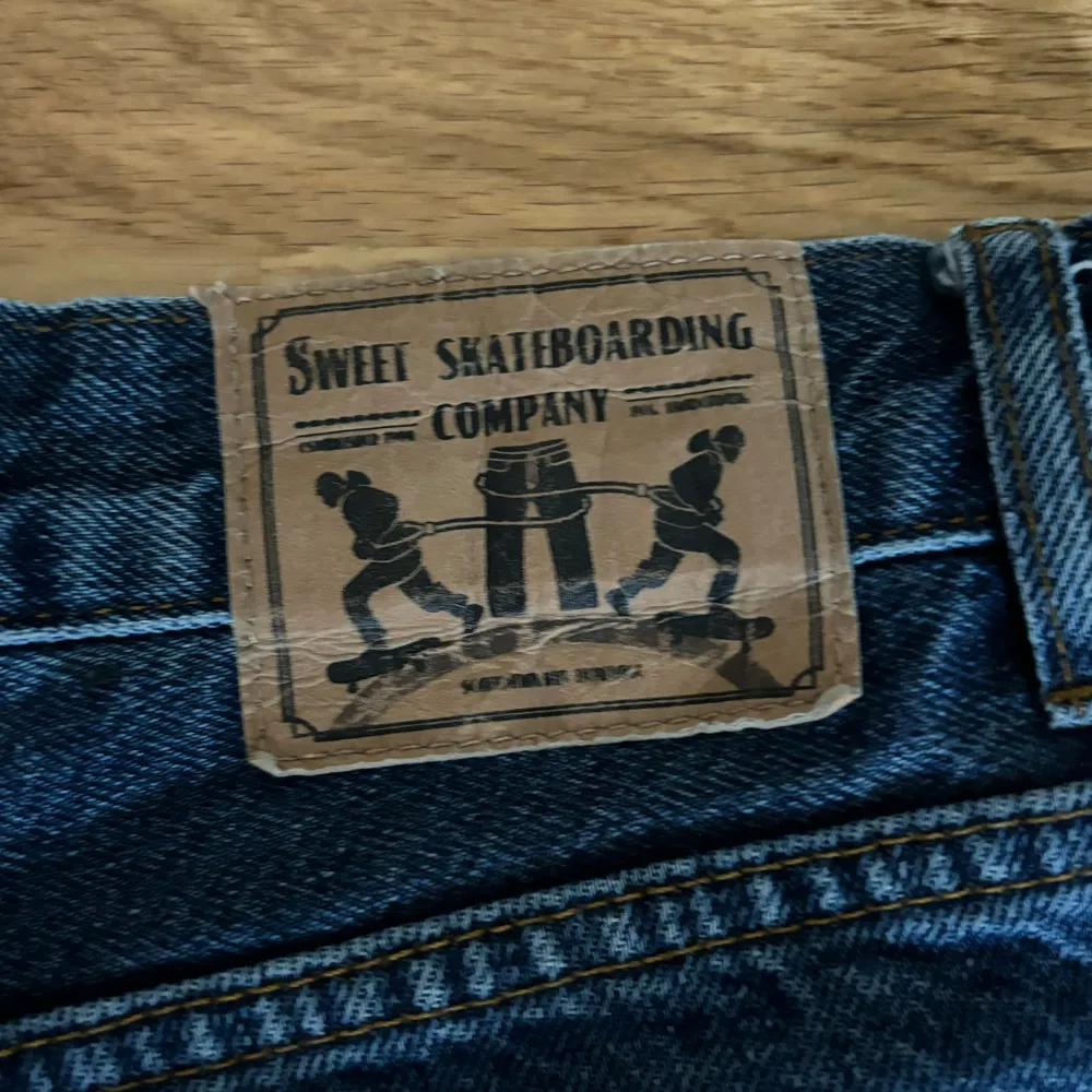 Säljer dessa snygga sweet skateboard jeans i modellen big skate. Säljer i två färger i min profil, så checka in dem om du är intresserad⭐️ hör av dig vid frågor eller fler bilder ⭐️. Jeans & Byxor.