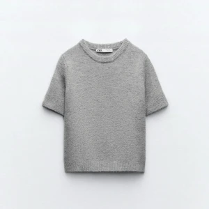 Stickad tröja - Jättefin stickad tshirt från zara, den är helt som ny använd 1 gång 🩷