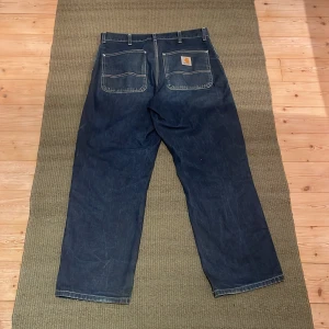 Carhartt Simple pant - Säljer ett par riktigt schyssta carharttbrallor. Knappt använda, inget synligt slitage. Säljer pga för korta för mig.  500kr eller högsta bud, det är bara skriva om du har några frågor eller funderingar!