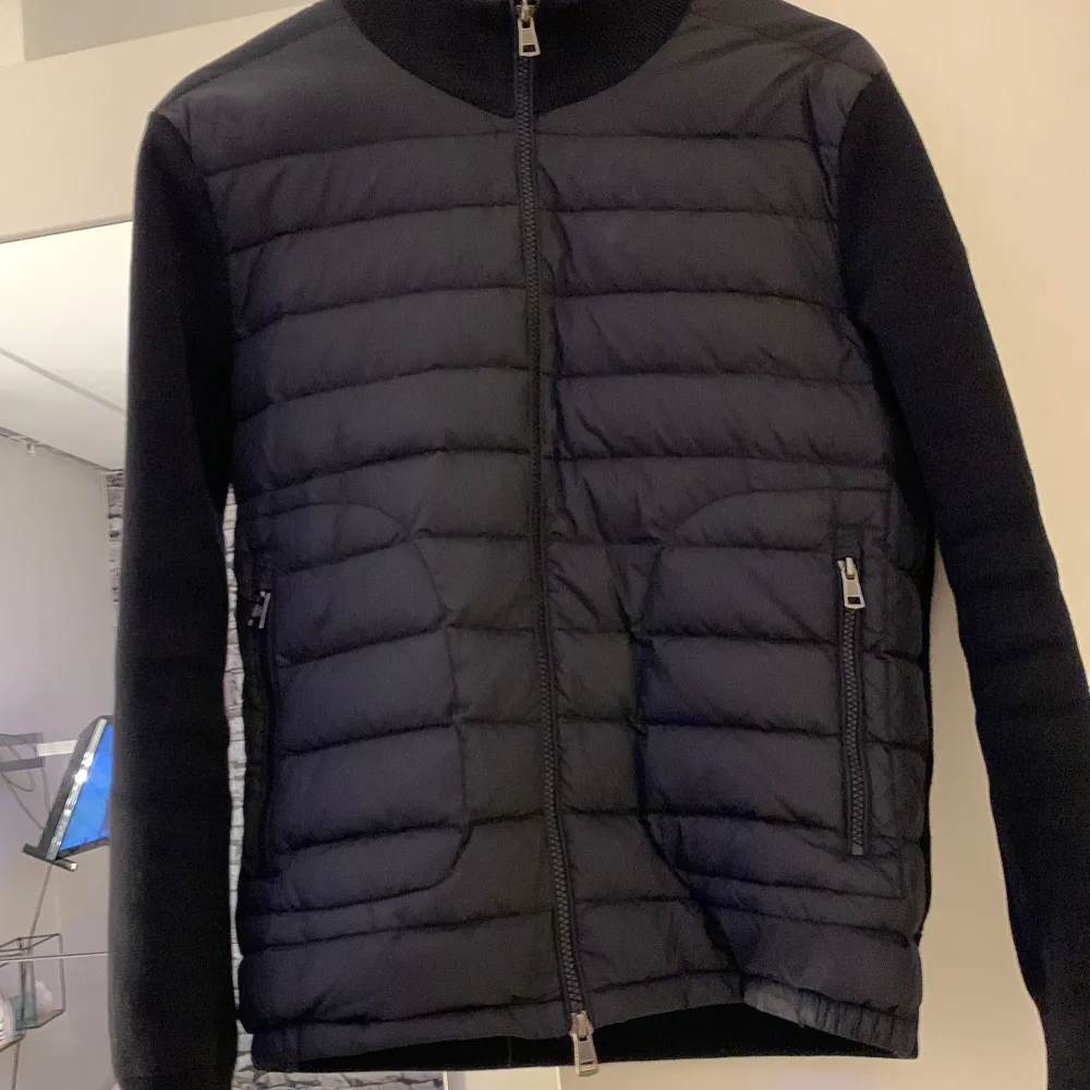 Säljer nu denna stilrena Moncler Cardigan. Skick 8/10 använt några gånger under hösten 2023. Köpt för typ prick 10000 och säljer nu denna för 3500 pga att den inte passar mig längre och den inte blir använd, Jag är 190 cm 78kg. Skriv för frågor☺️. Jackor.