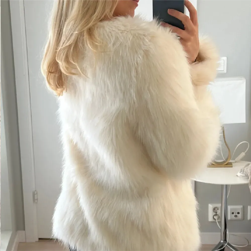 Den perfekta, trendiga mob wife jackan 😍❤️ Helt ny faux fur päls jacka i otroligt fint och tjockt material, med fickor, säljes då den tyvärr är för stor för mig 😭 Prislappen sitter kvar | Storlek S | Köparen står för frakt 🚚 Paketpris vid kör av flera. Jackor.