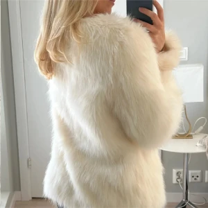 Helt ny pälsjacka - Den perfekta, trendiga mob wife jackan 😍❤️ Helt ny faux fur päls jacka i otroligt fint och tjockt material, med fickor, säljes då den tyvärr är för stor för mig 😭 Prislappen sitter kvar | Storlek S | Köparen står för frakt 🚚 Paketpris vid kör av flera