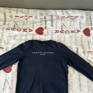 Mörkblå Tommy Hilfiger Sweatshirt/ storlek 176 - Bra skick men lite solblek som man kan se på bilden 
