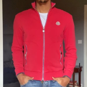 Vintage Moncler Maglia Cardigan - Tjenare! Säljer denna goa moncler fullzippen då den inte kommer till använding. Har använt denna max 5 gånger och är i fräsch kondition. Ifall ni har några frågor eller vill ha flera bilder är det bara o fråga!