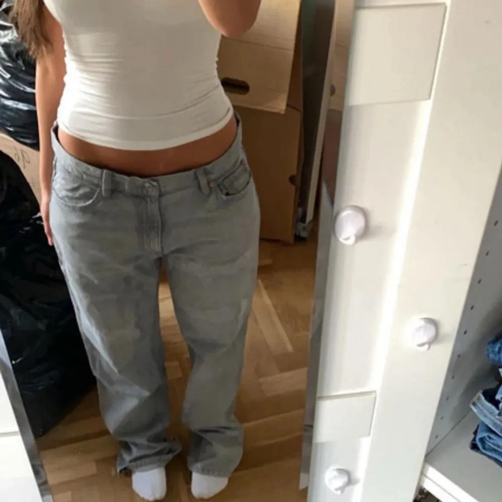 Low straight jeans grå från Gina Tricot. Säljer för att de inte sitter som jag vill! Använda typ 3 ggr Storlek:40 Pris:250kr. Jeans & Byxor.