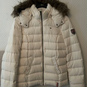 Dunjacka - Dunjacka från Tommy Hilfiger. Använd sparsamt. 