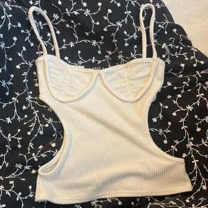 Snygg vit topp - Snygg vit fest topp i storlek XS💕