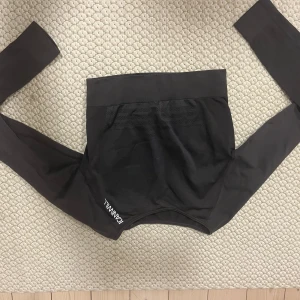 Träningströja crop top  - Säljes snygg träningströja från ICIW, säljes pga ingen användning 💓