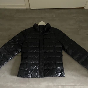 Lawrence grey jacka - Snygg jacka från Lawrence grey. Storlek XL men skulle säga att den passar M/ L också.  Helt oanvänd men säljer då den är för stor för mig. 