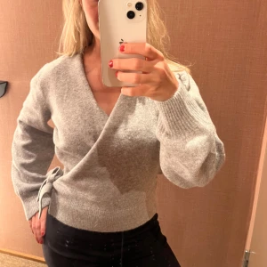 Grå kofta omlott med knytning  - Säljer otroligt fina kofta från & other stories eftersom den tyvärr inte kommer till användning. Den knyts i sidan så passar både S och XS. Jättefint skick och endast använd 2 gånger! Slut på hemsidan, köpt för 550. Skriv för fler bilder 