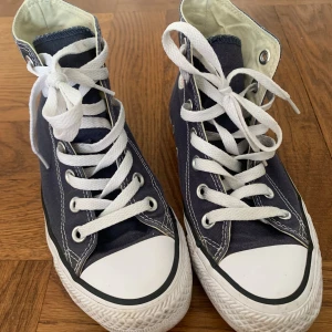 Converse - Söta Converse i färgen blå/marinblå i jättefint skick! Använt väldigt fåtal gånger då de var fel storlek för mig💗Nästan helt slit- och fläckfria (utom lite längst bak på den högra skon, se bild). Använd gärna köp nu 💫 