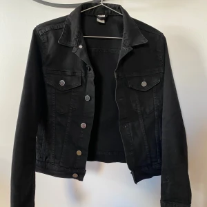 Svart jeansjacka  - Svart jeansjacka från H&M. Mycket fint skick och en fin modell.  Storlek 38, men skulle säga att den är mer som 36. Tyget är rätt stretchigt och inte stelt 💫 180kr. Köpare betalar frakt 