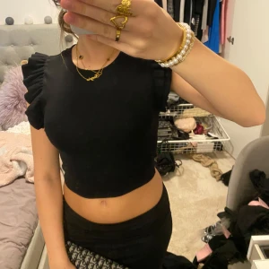 Volang topp - Helt ny volang topp som aldrig kommit till användning. Den är från zara och är i storlek S men passar XS. Super snygg till fest elle vardag!