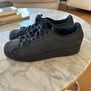 Adidas superstar storlek 42 2/3. Knappt använda bara nåt litet skrapmärke vid hälen. 