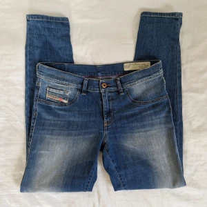 Lågmidjade vintage Diesel-jeans - Lågmidjade Dieseljeans, vintage från 90-talet!  Snygg, figurframhävande passform. Välbevarade, inga defekter. Midjemått: 40 cm. Innerbenslängd: 74 cm.  Säljer då de inte längre är min stil. Pris är självklart diskuterbart!
