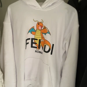 FENDIxFRGMT HOODIE - Fendi Pokémon hoodie, använt hoodien endast två gånger. Har även kvar alla tags till hoodien. Extremt sällsynt hoodie! Priset är inte spikat i sten.