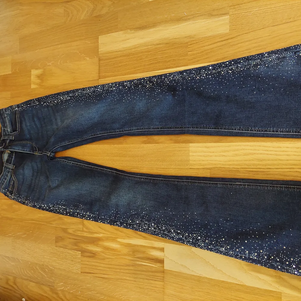 Lowrise bootcut jeans, använda fåtal gånger, saknar lite glitter (se bild 4), storlek s. Skriv privat för mått 💌. Jeans & Byxor.